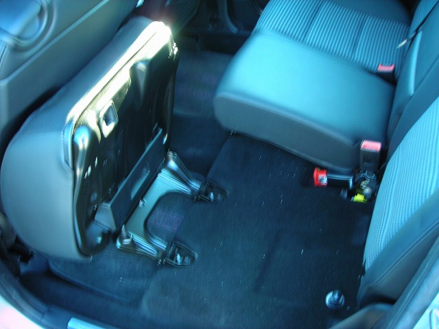 ベンツｂクラスのリアシート倒し方 ベンツｂクラス体感レポート